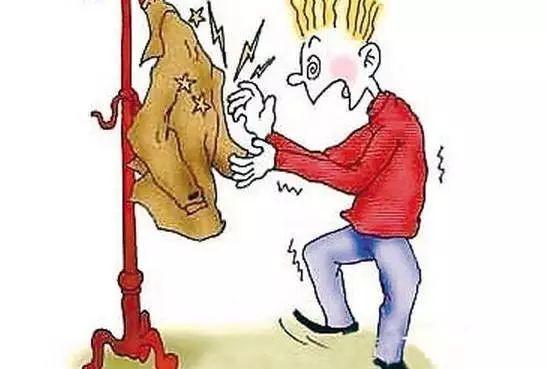 科学小实验:摩擦起电的现象