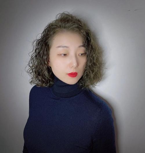 小卷卷卷烫发一般是螺丝卷的排列,上下卷度比较均匀,因此无论是长发