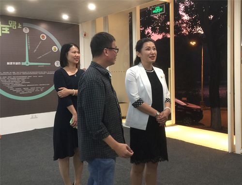 姜虹校长与作者交谈.