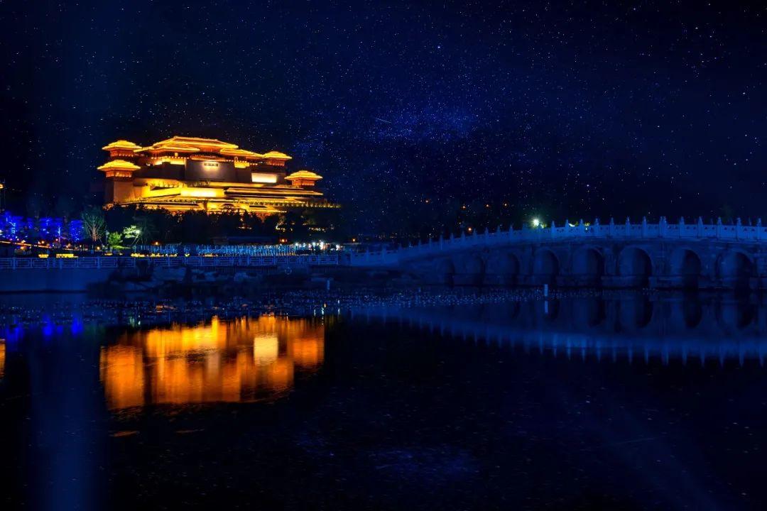 (尼山圣境大学堂夜景)