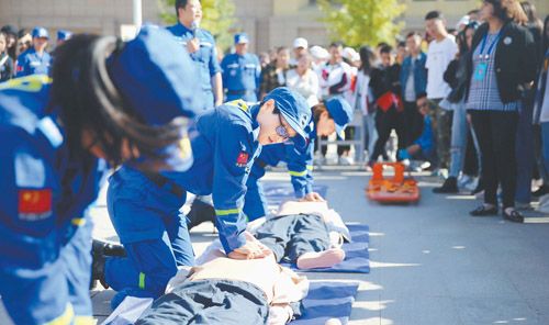 18日,在新疆师范大学温泉校区,蓝天救援队队员向师生演示心肺复苏抢救