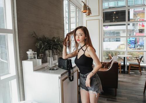 韩国美女模特短款穿搭,身材很好!
