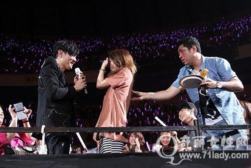 林俊杰hebe在一起了吗 演唱会向hehe告白