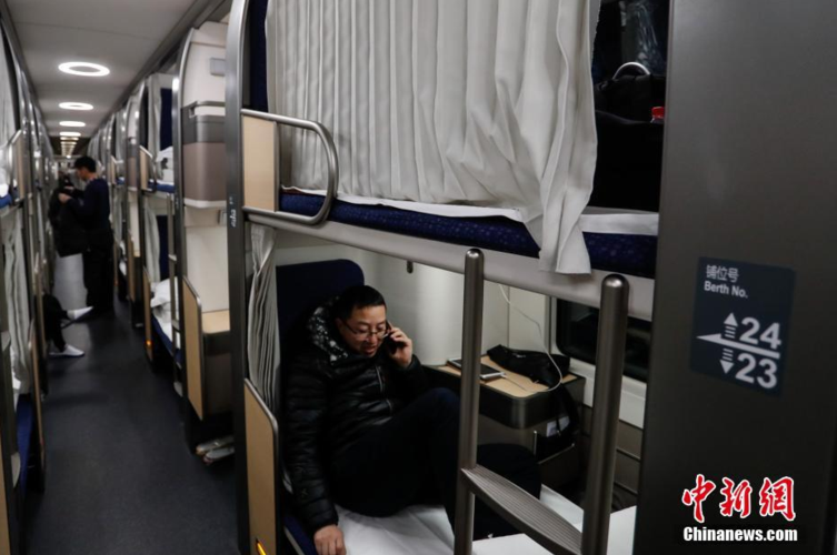 新型双层卧铺动车投入春运 一铺一包堪称"移动宾馆"