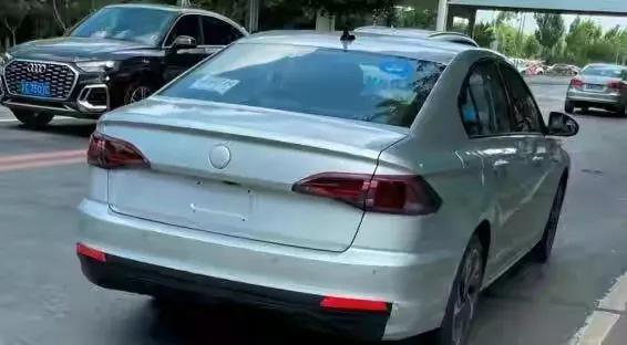 2022款大众宝来实车街拍,配1.5l/1.2t/1.4t,外观大变样