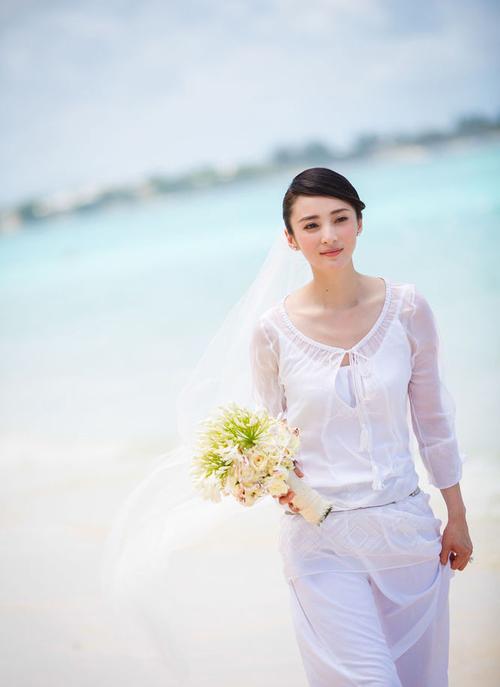 蒋勤勤结婚8年再披婚纱 简约白纱温婉潇洒