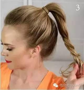 step2:将收拢的头发用皮筋扎一个高马尾.