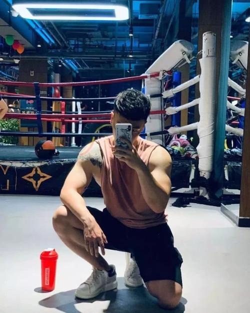 探访健身房直扒腹肌东北大男孩