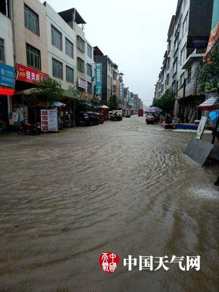 河池明伦镇遭遇大暴雨 山洪暴发街道变"河道" (1/5)