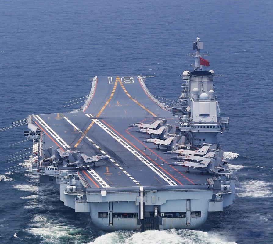 御用摄影师拍到辽宁号的身影像极了小池塘中的仿真航模