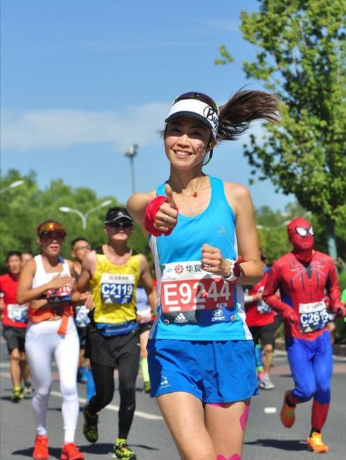 跑者被"误解":跑马拉松穿得太"紧"|马拉松比赛|背心