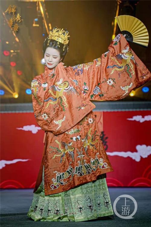 汉服爱好者复原明代秦良玉赐服 华冠丽服引路人围观