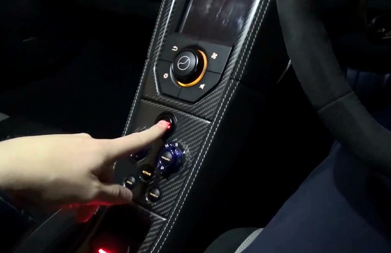 前段时间,有位土豪亲自示范迈凯伦跑车怎么开.