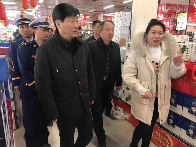 河北广宗县人民政府县长吴建英检查春节市场食品安全工作