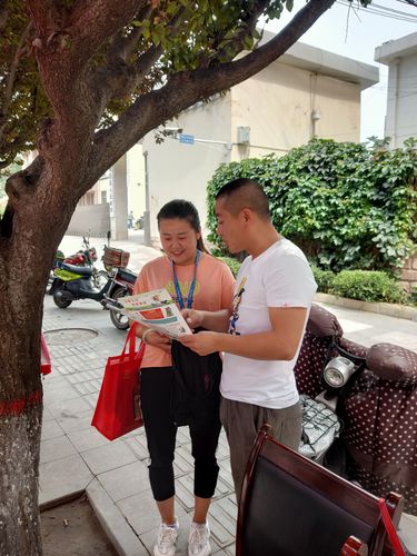 禁毒办李军虎为群众讲解禁毒知识