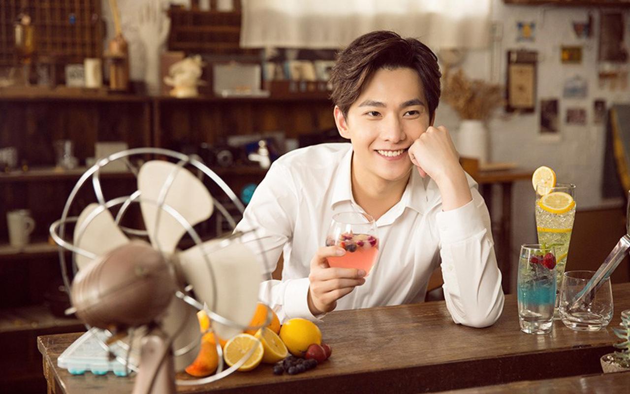 杨洋夏日咖啡店写真图片桌面壁纸