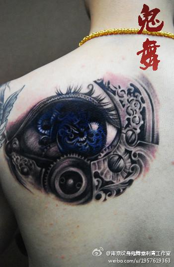 男人后肩背超酷的机械眼睛纹身图案