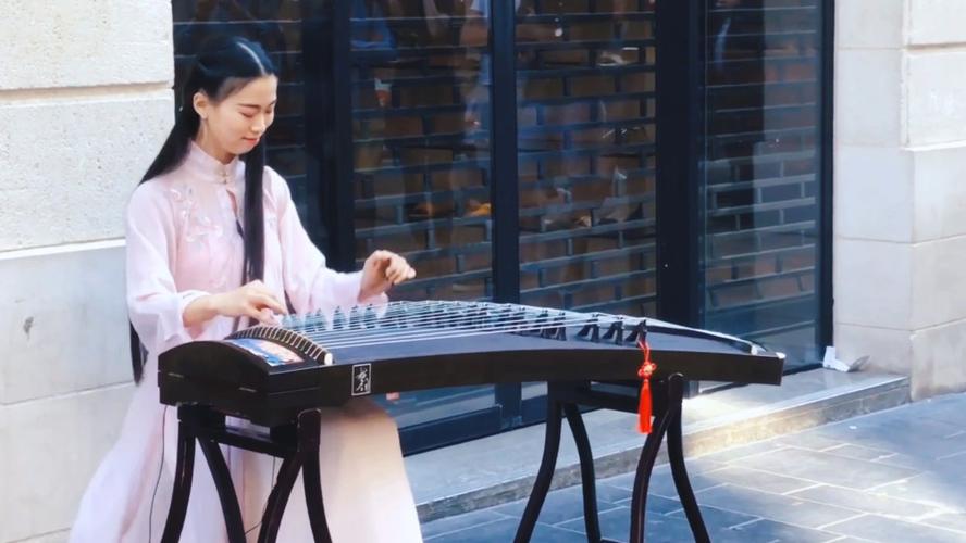 彭静旋现在还在坚持着自己在街头弹奏古筝的做法,越来越多的人喜欢上