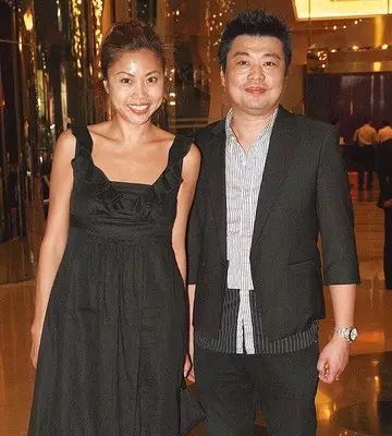就不得不提梅小惠了 可以称得上"友达以上,恋人未满" 阮兆祥更是一声