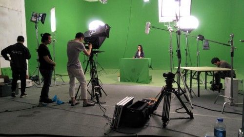 在搭建的绿幕拍摄现场