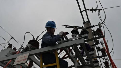 为安顺平坝供电局变电管理所人员对35千伏十字变电站设备进行除锈工作