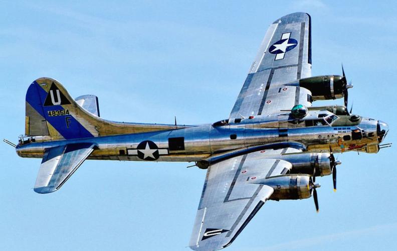 突发!美国一架b-17轰炸机坠毁7人死亡