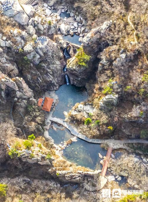2021年11月11日,初冬时节,寒潮过后的青岛崂山北九水风景区披上了