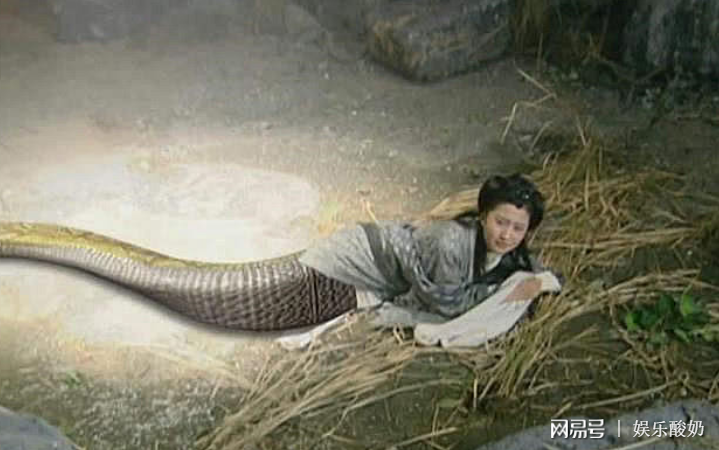 而在《仙剑三》里面,唐嫣饰演的紫萱却变成了蛇.
