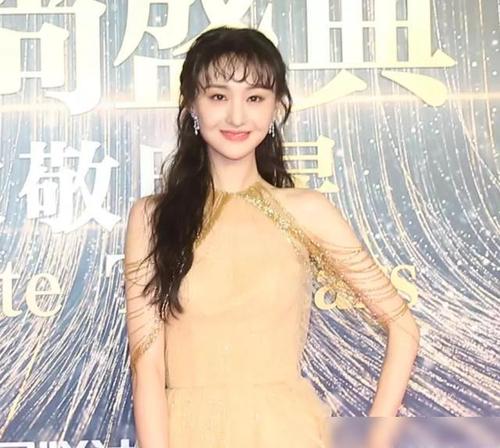 搜狐时尚盛典红毯生图:郑爽消瘦造型显老,郭碧婷美艳大秀身材