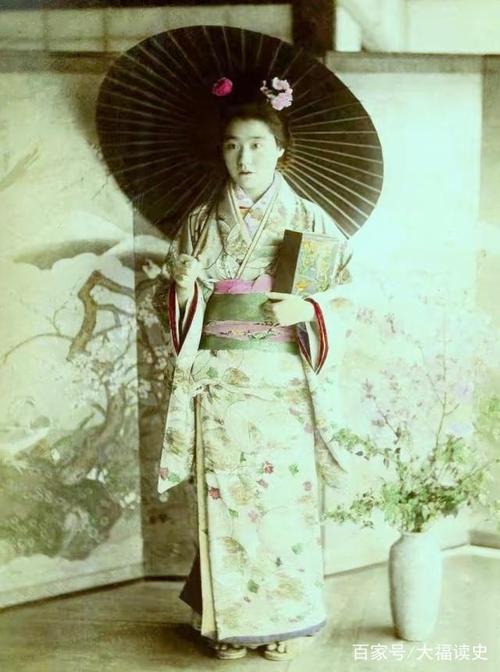 老照片:100多年前的日本女人,身着和服,相貌端庄