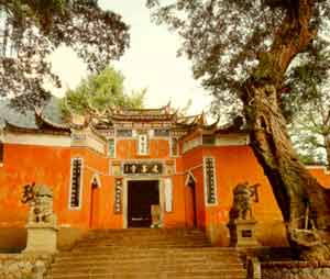 华峰山建善寺善寺位于福建省霞浦县城东郊华峰山麓,南齐永明元年(483