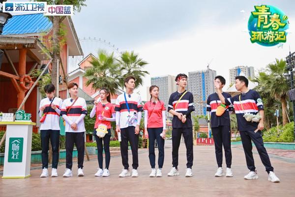 《青春环游记》王凯吴谨言玩转游乐园 重返童年时光