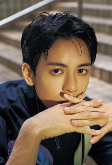 简介:青年演员曾舜晞帅气写真图片,分享一组曾舜晞图片给大家,图中的