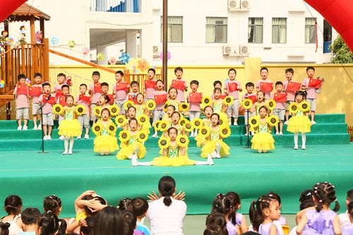 大班幼儿表演合唱《歌唱祖国》