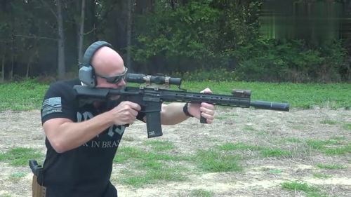 ar15突击步枪,性能优越不输ak,配备消音器与瞄准镜