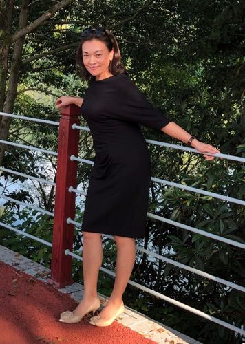 原创56岁史可穿着抹胸红裙依旧很优雅老了还是挺漂亮的