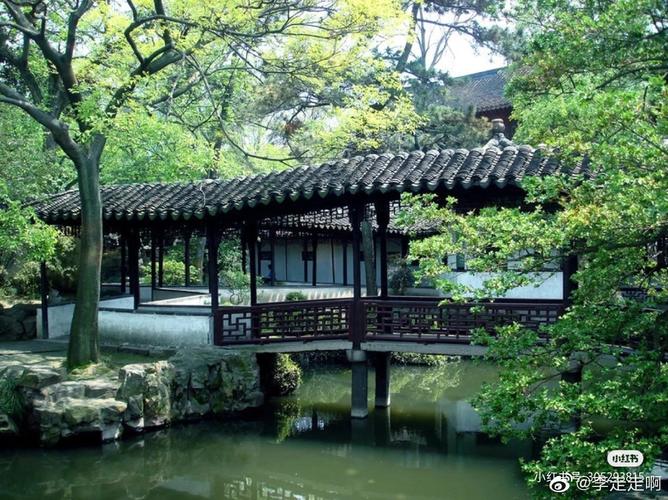 而《临湖亭》中轻舰迎上客,悠悠湖上来:当轩对樽酒,四面芙蓉开.