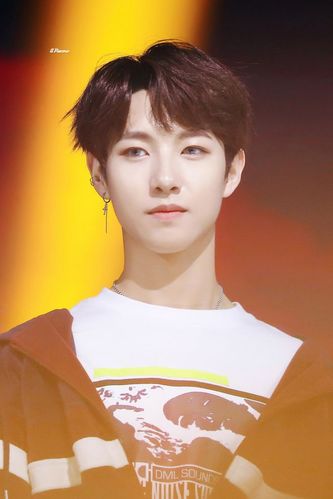 黄仁俊# #黄仁俊0323十八岁生日快乐# 亲爱的孩子,祝