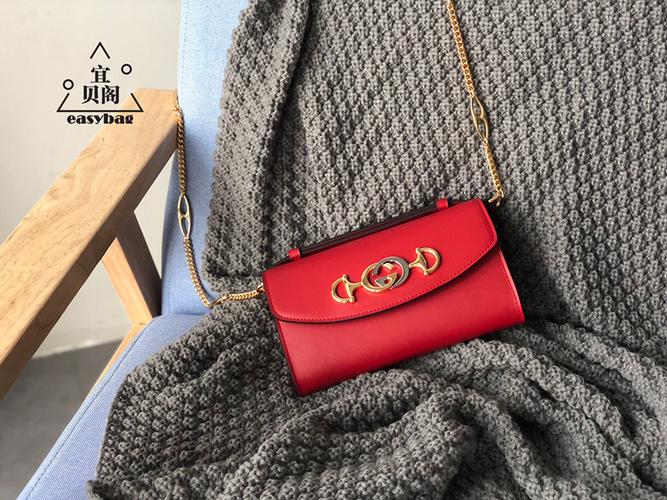 rosow现场演奏,包包因此而得名zumi~ gucci zumi包包融合了古驰的两大