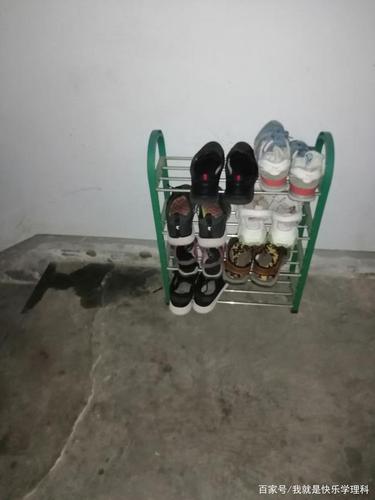 业主把臭鞋子放到门外楼道里,每天回家看到都很心烦怎么办?