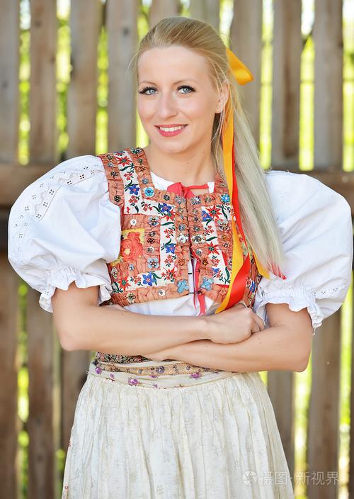 女人穿着斯洛伐克民俗服装