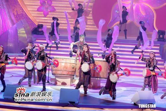 图文:无线十一国庆晚会 港姐表演打中国鼓