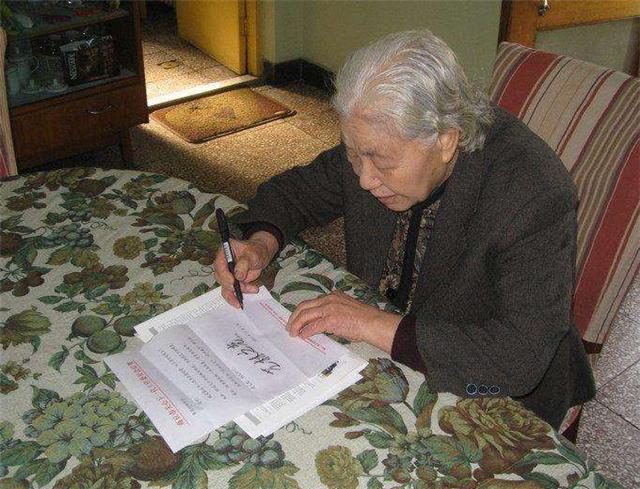 三个儿子分别服役于陆海空军,最