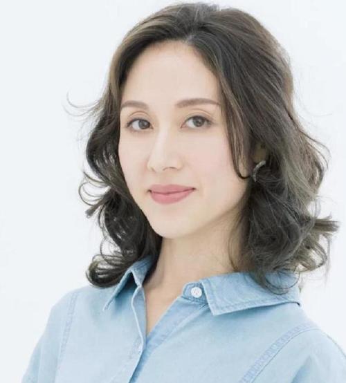 女人过了45岁,建议多留这4款发型,端庄大气显年轻