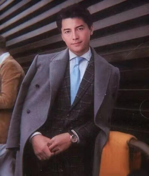 尊龙年轻时真绝穿西服叠穿马甲英俊帅气梳大背头显得骨相真美