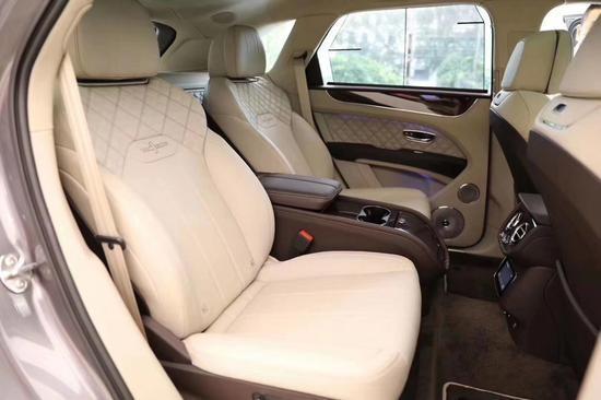 21款宾利添越后排宽敞的空间和舒适的座椅,让后排乘客在体验极速的