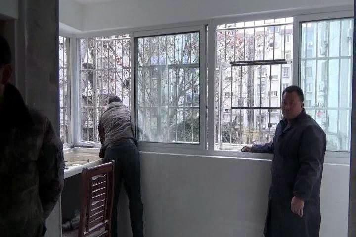 装修扰民不听劝阻 楼上住户砸楼下新房