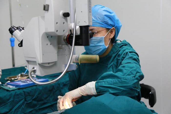 重庆首例高度近视患者icl(v4c)新晶体植入手术实施