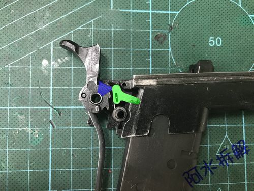 击锤回转后 撞针凸角撞击撞针 撞针向前顶开气阀