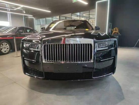 控台配有一块石英表,看起来很复古,与劳斯莱斯车型的高贵相互映衬.